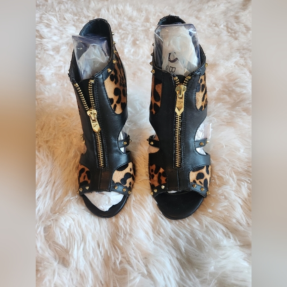 FERGIE WOMEN'S DECOY DRESS ZIP FRONT OPEN TOE ANIMAL PRINT GOLD STUDS SZ 7.5 - Picture 5 of 8